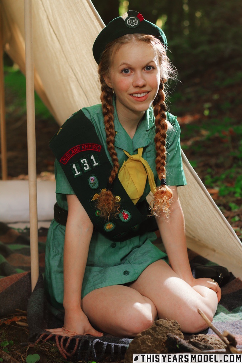 Redheaded Girl Scout Dolly Little gets naked outside her tent in beret Porno-Foto #422724908