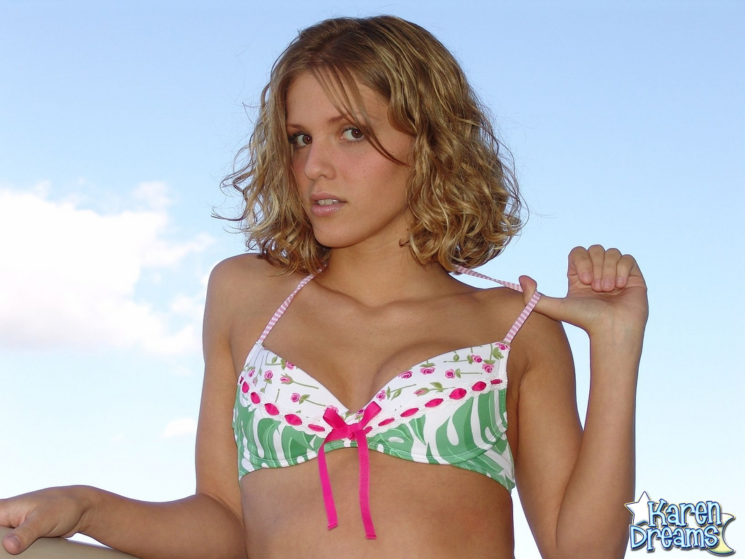 Amateur solo girl Karen tales off her bikini top on her condo balcony Porno-Foto #426927227