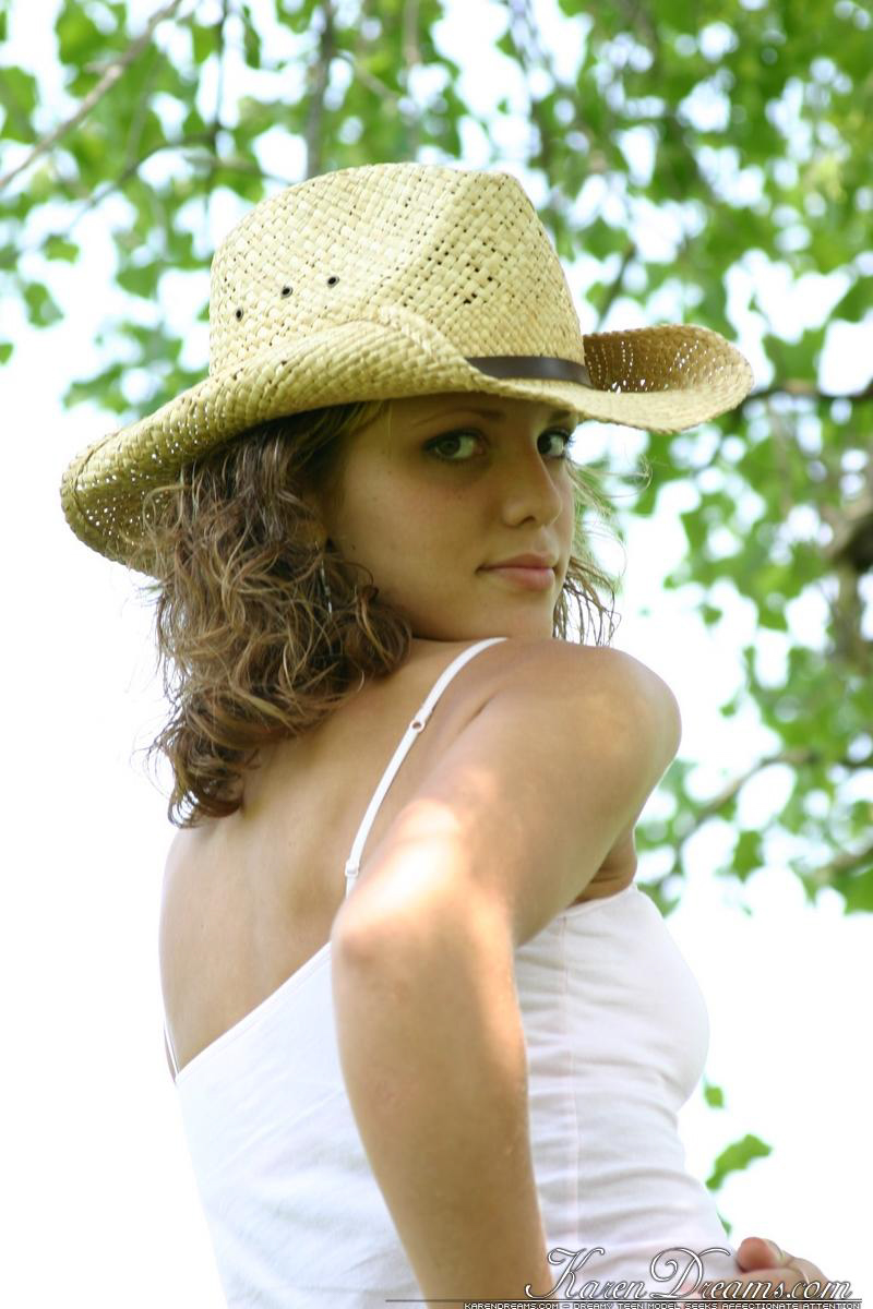 Amateur girl in a straw hat exposes her upskirt thong out on the lawn foto pornográfica #423770643 | Karen Dreams Pics, Karen, Amateur, pornografia móvel
