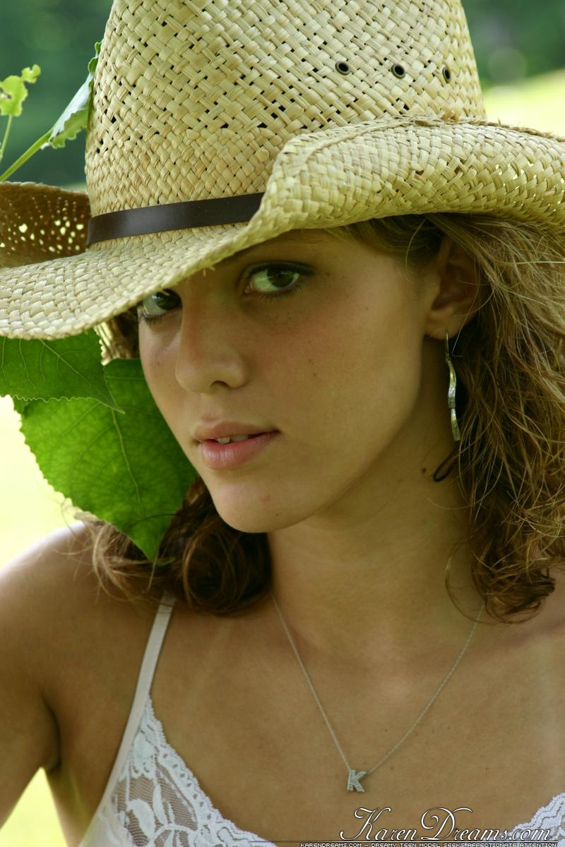Amateur girl in a straw hat exposes her upskirt thong out on the lawn foto pornográfica #423770654 | Karen Dreams Pics, Karen, Amateur, pornografia móvel