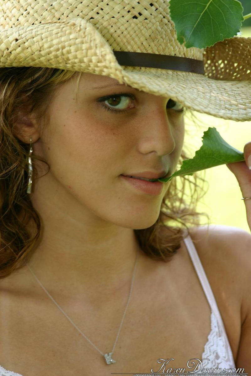 Amateur girl in a straw hat exposes her upskirt thong out on the lawn foto pornográfica #423770676 | Karen Dreams Pics, Karen, Amateur, pornografia móvel