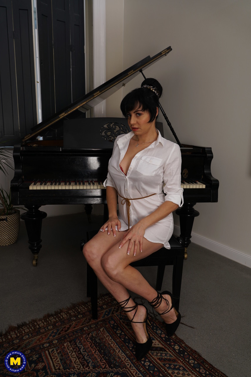 Mature slut seduces her piano student to get some young cock in her old cunt foto porno #424032499