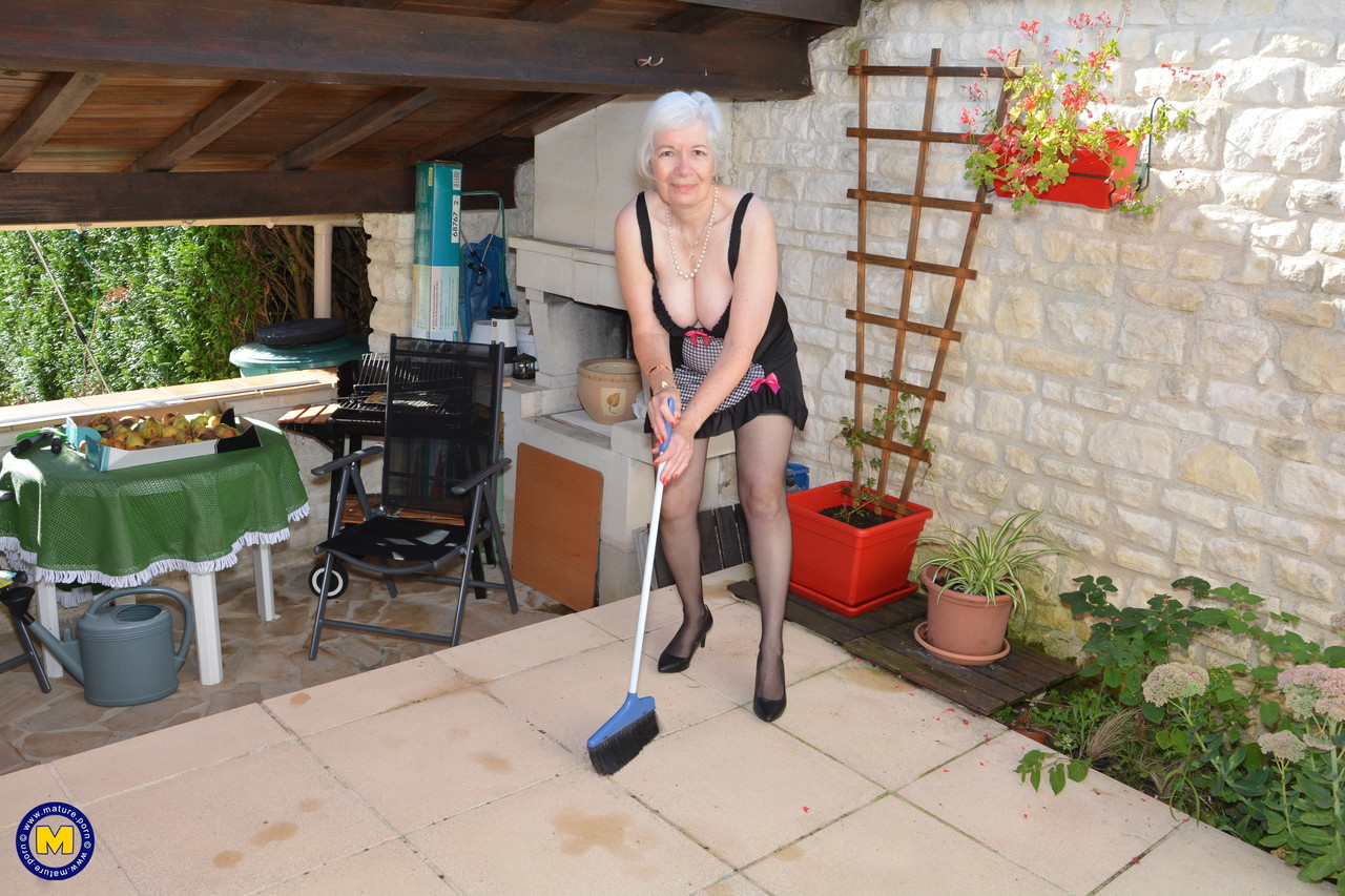 Horny granny lifts her sexy skirt to play with her beaver in the garden foto porno #423906038