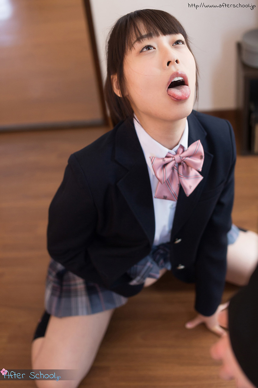 Japanese schoolgirl fucks her stepfather after he catches her masturbating 色情照片 #423851261
