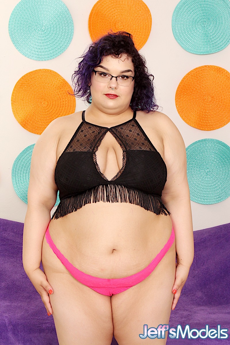 Overweight chick Simone Debu masturbates in the nude while wearing glasses foto porno #425949894