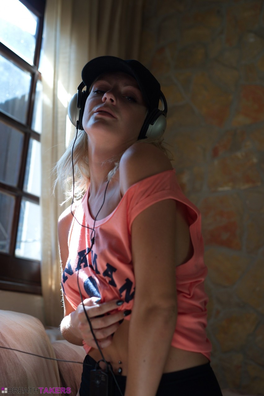 Hot blonde Victoriah gets naked while listening to music on her headphones 色情照片 #425461136 | Breath Takers Pics, Victoriah, Shorts, 手机色情