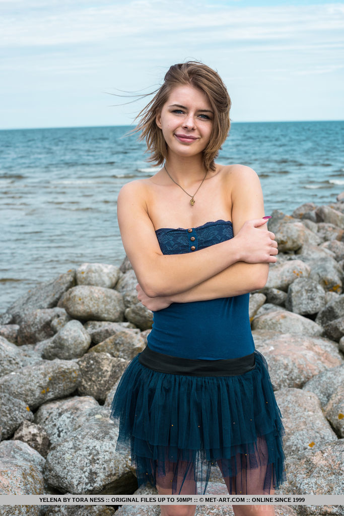 Teen girl reveals her big natural tits and hairless pussy on oceanside rocks foto pornográfica #427898708 | Met Art Pics, Yelena, Beach, pornografia móvel