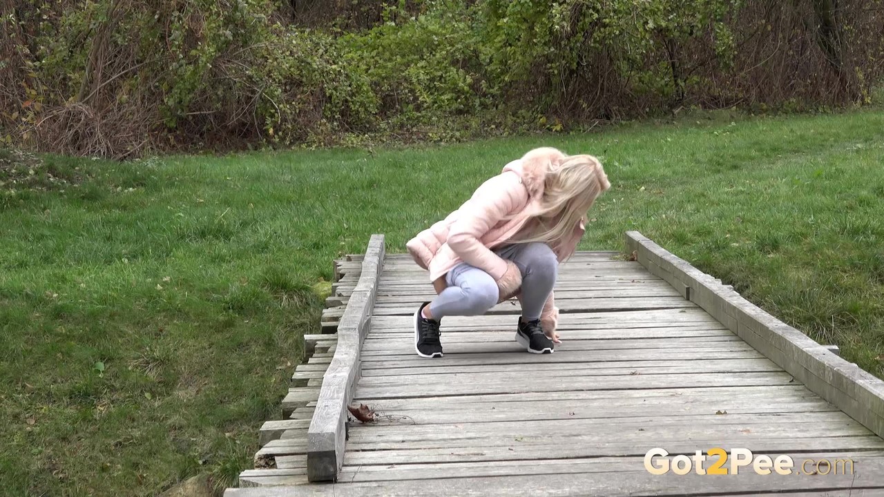 Blonde Katy Sky shows her bald beaver while squatting outside for a pee foto porno #424962103