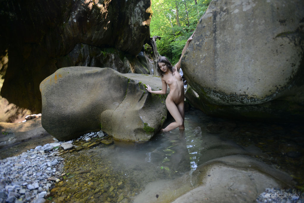 Katoa bares her naked, nubile body as she poses in the cave ポルノ写真 #426278710