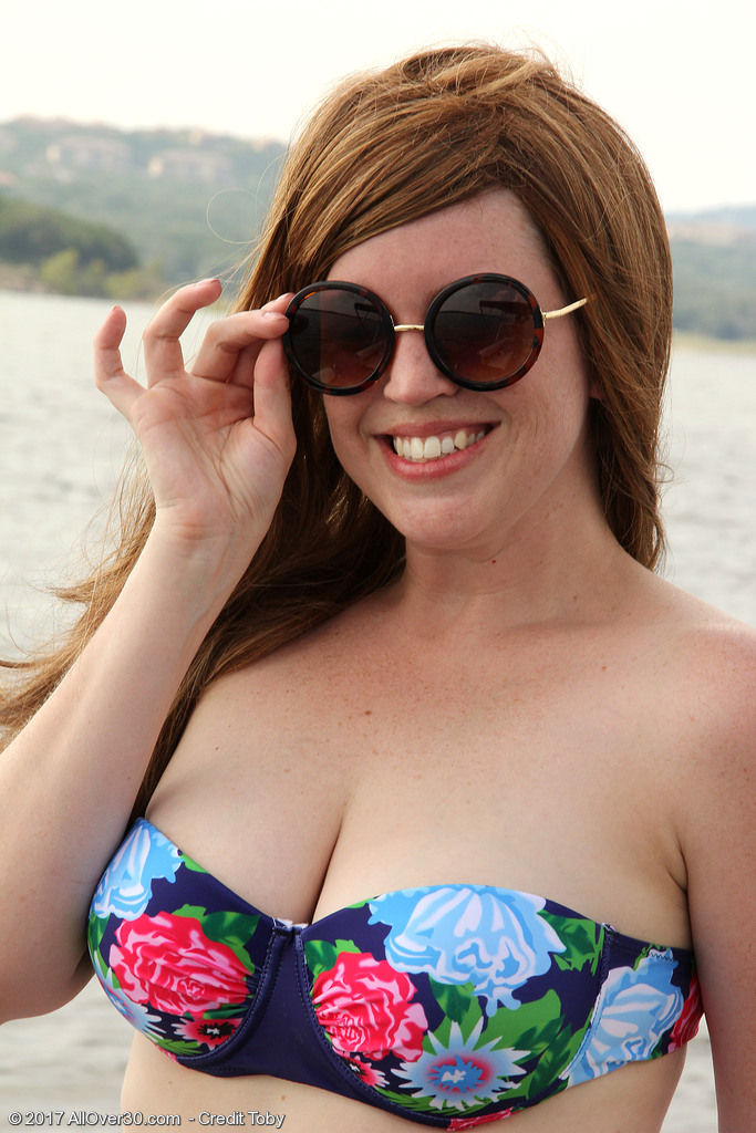 https://www.pornpics.com/de/galleries/chubby-mature-holly-fuller-doffs-bikini-to-flaunt-her-big-tits-ass-on-a-boat-77349935/