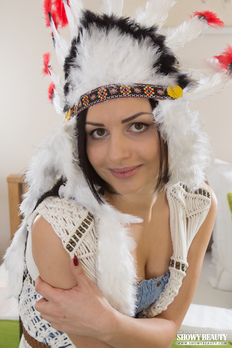 Brunette teen wears an Indian headdress while disrobing for nude poses 포르노 사진 #423226917