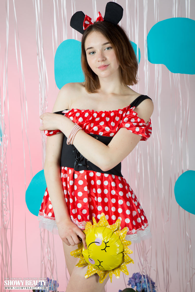 Petite young girl poses in the nude wearing Minnie Mouse ears only foto porno #425489919