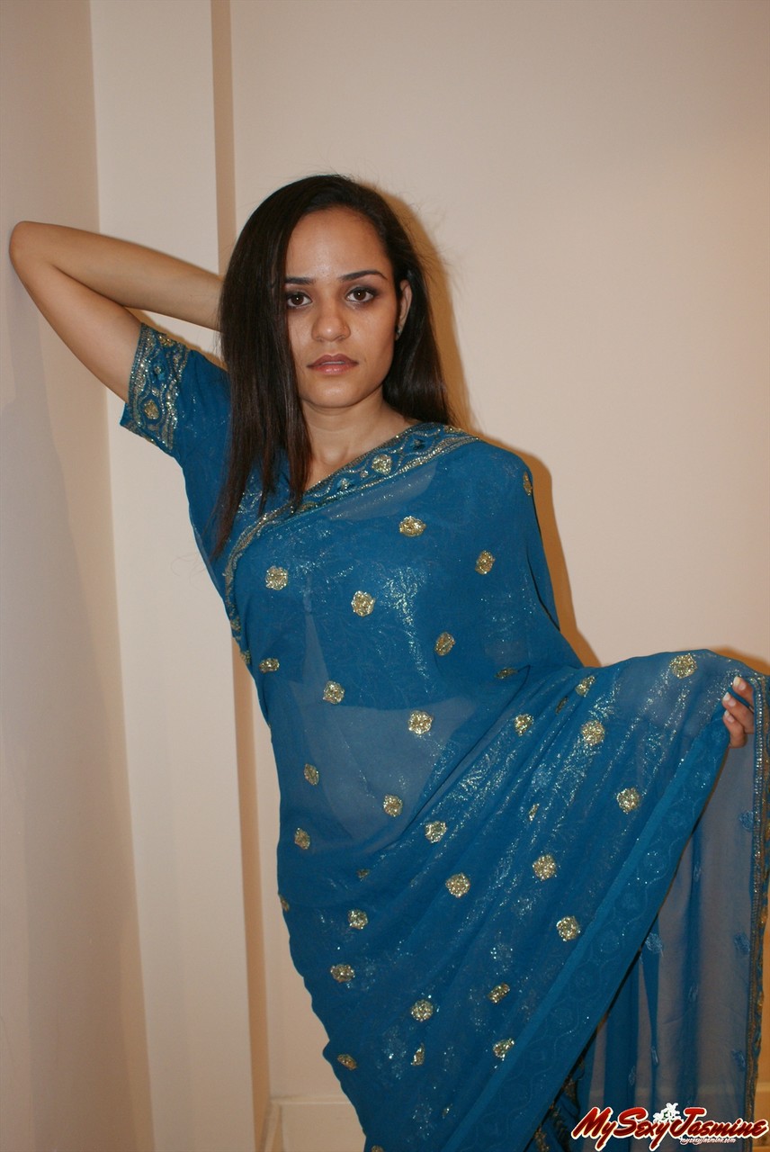 Desi Women Shows Panty Through Saree Image - Indian solo girl removes her saree and bra to show off her small boobs -  PornPics.com