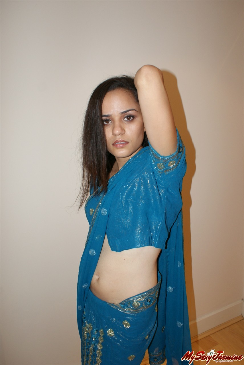 856px x 1280px - Indian solo girl removes her saree and bra to show off her small boobs -  PornPics.com