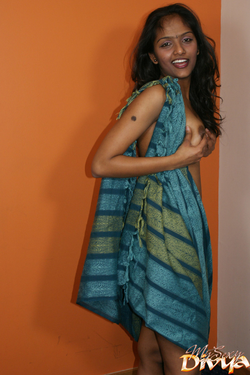 Indian amateur Divya slips out of a wrap to lie naked on a bed 포르노 사진 #425056641