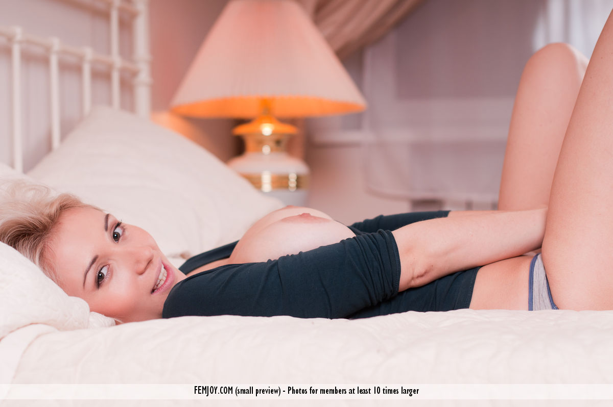 Busty blonde Ella C strikes great nude poses upon her bed foto porno #428437094