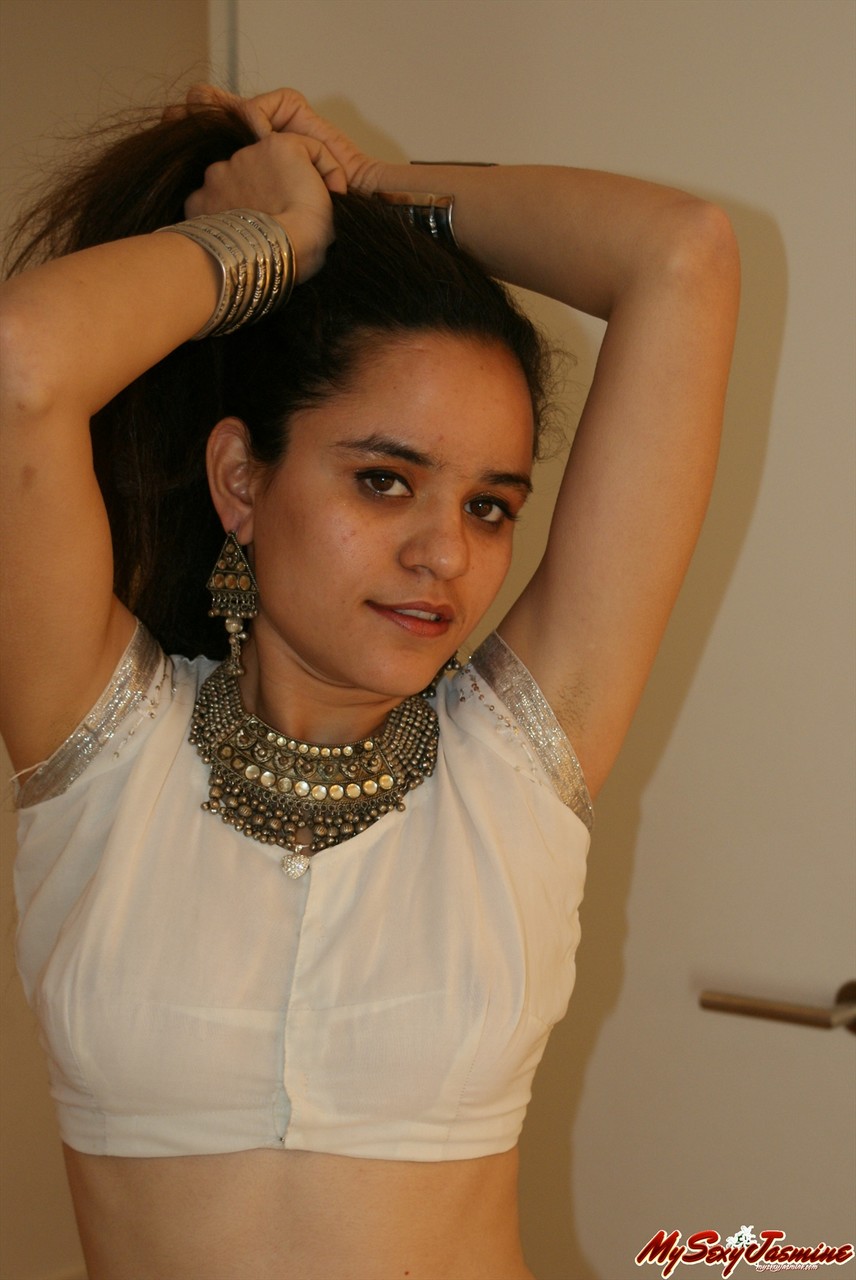 Jasmine in white indian saree looking hot teasing her man porno fotoğrafı #425063698