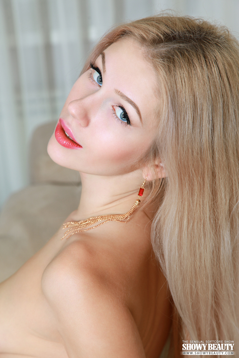 Hot blonde teen Izabel removes backseam stockings for nude solo poses porno fotoğrafı #422536116