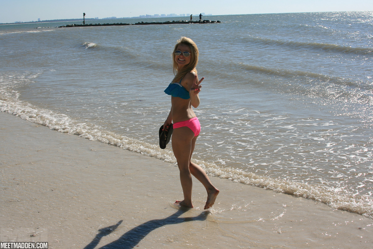 Blond amateur Meet Madden goes for a walk on the beach and boardwalk in bikini foto porno #428437453