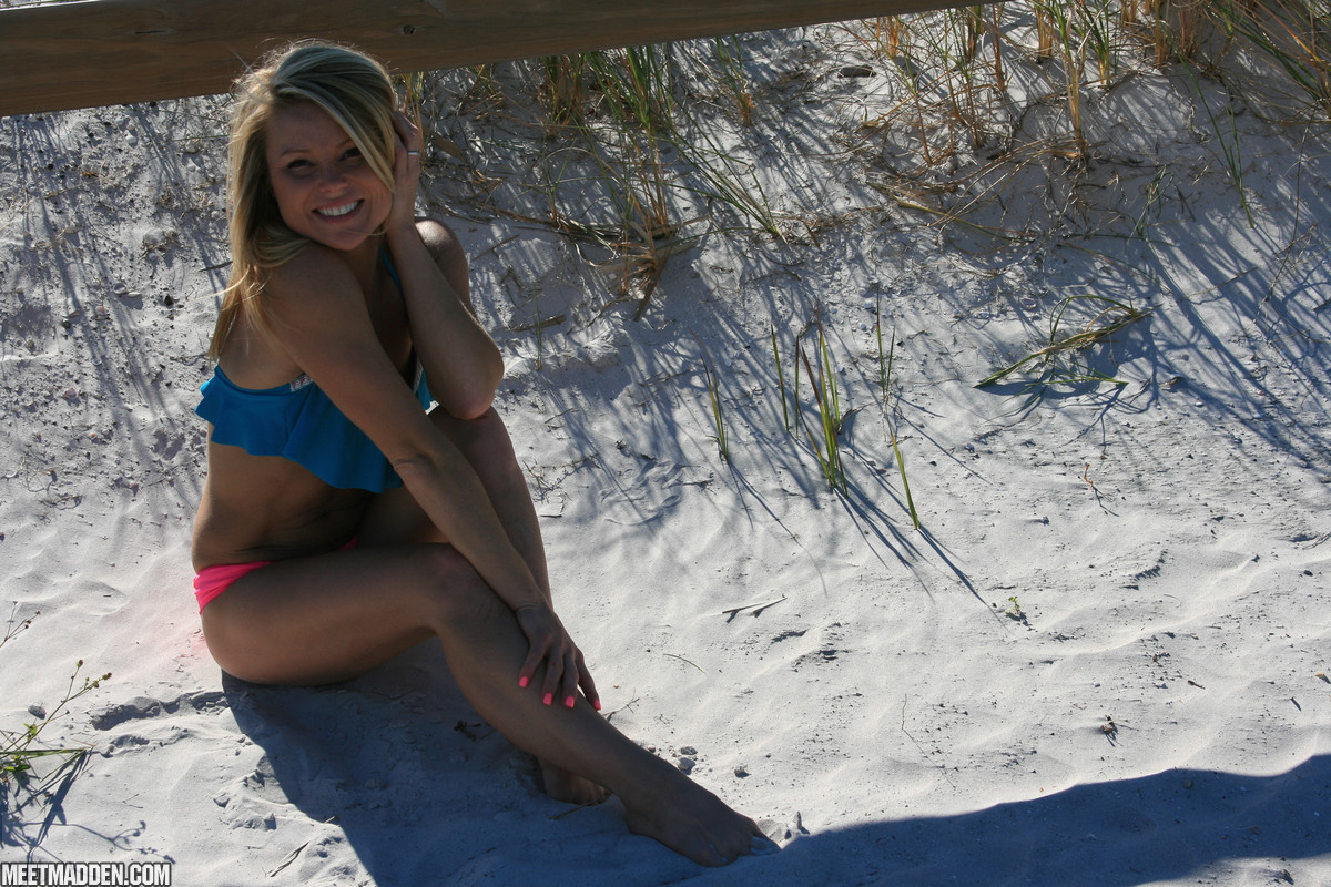 Blond amateur Meet Madden goes for a walk on the beach and boardwalk in bikini zdjęcie porno #428437459