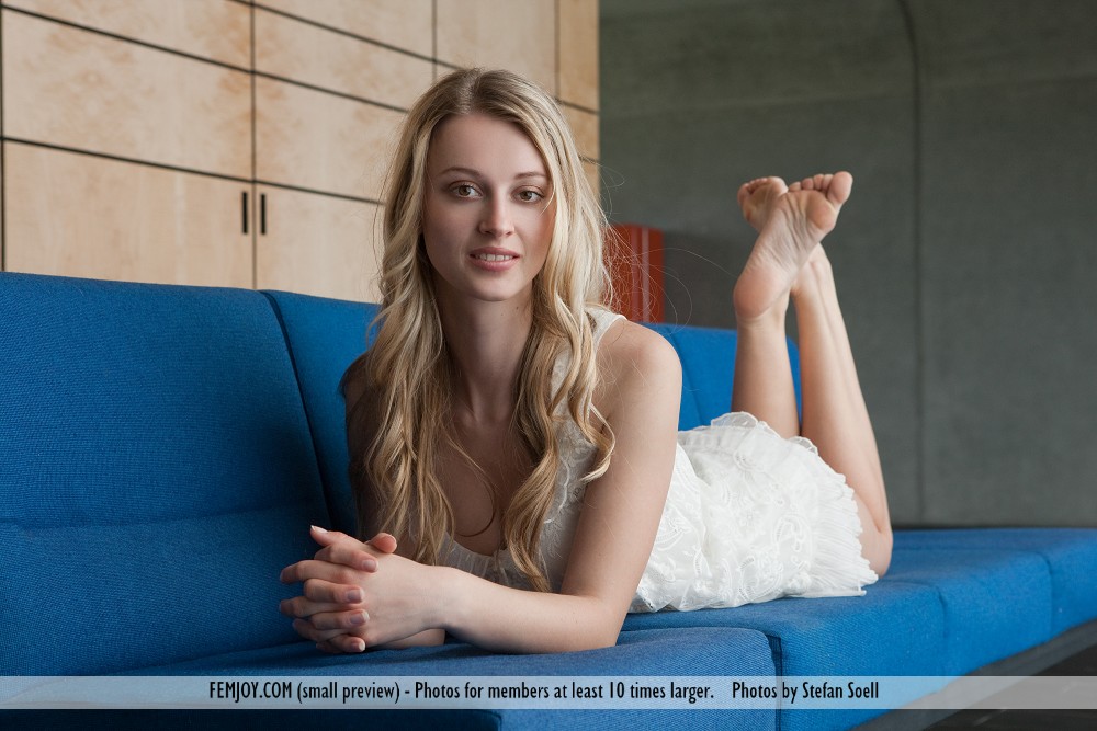Nice blond girl Carisha uncrosses her long legs while showing her full breasts 色情照片 #424856106 | Femjoy Pics, Carisha, Big Tits, 手机色情
