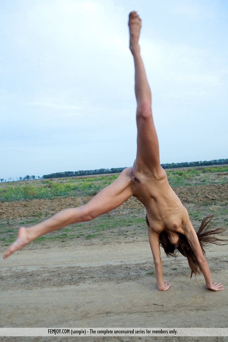 Charming teen Alannis does cartwheels on a dirt road in the nude foto porno #425935876
