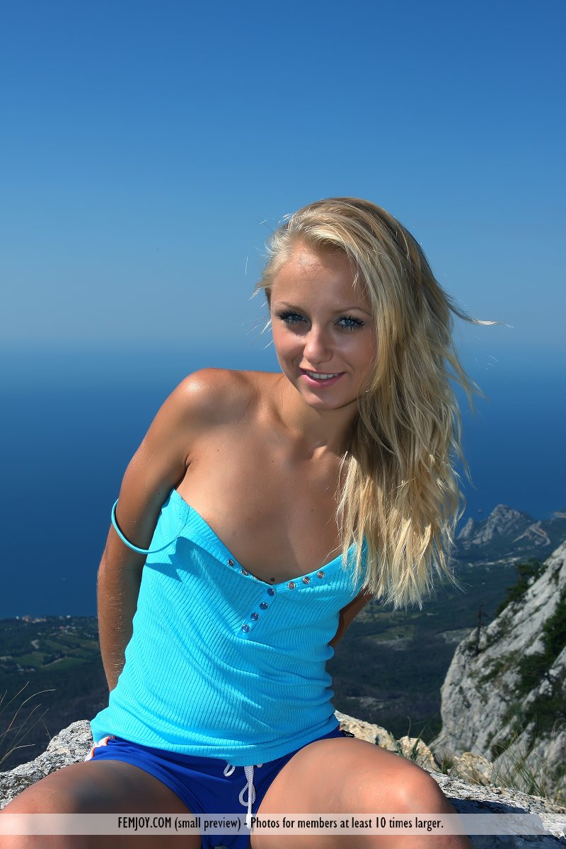 Blonde model Hella strikes great nude poses on a cliff high above the ocean Porno-Foto #428688171