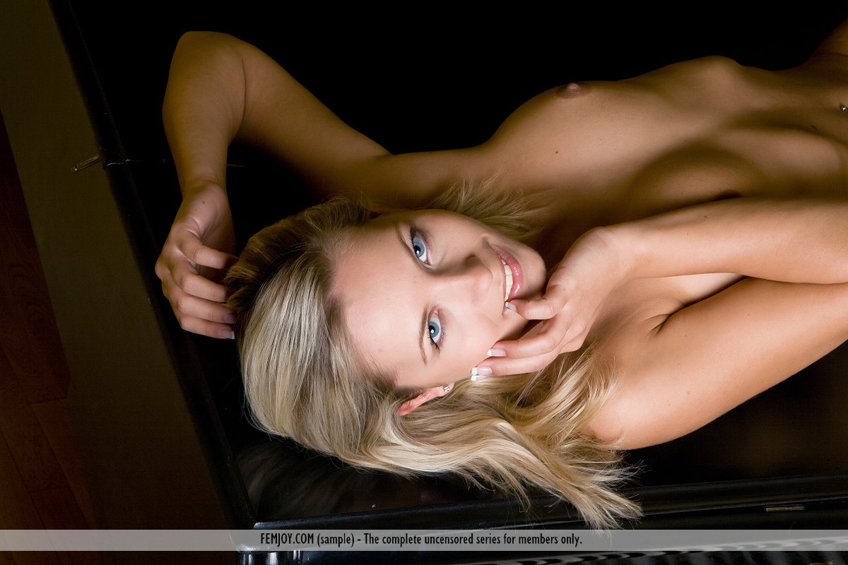 Beautiful blonde Jenni kneels naked at the piano flaunting her tight hot ass ポルノ写真 #423697618