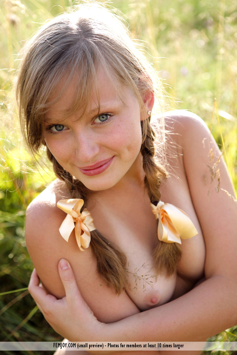 Barely legal blonde girl poses naked in the long grass with hair in pigtails 色情照片 #425005958