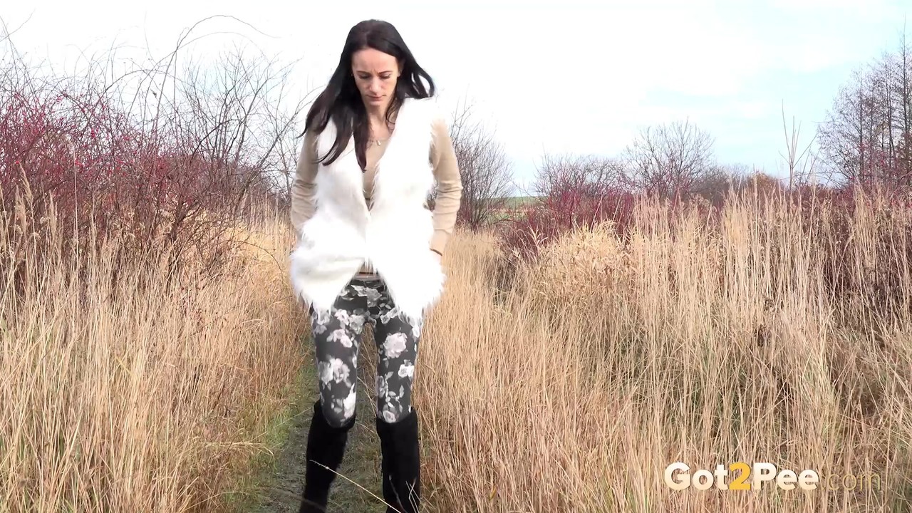 Dark haired babe pisses in the long grass outside 色情照片 #424097435 | Got 2 Pee Pics, Eveline Neill, Pissing, 手机色情