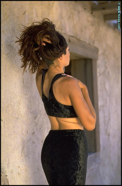 Hot Latina chick Kristi Curiali bares her great body on a veranda porno foto #427155727