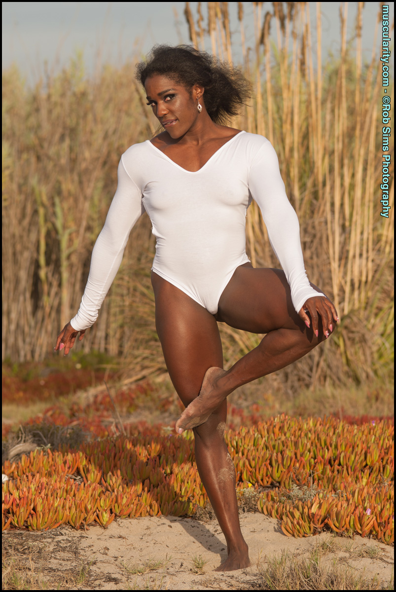 Ebony bodybuilder Jaquita Persons Taylor flexes outdoors in a SFW fashion porno fotoğrafı #425784553 | Muscularity Pics, Jaquita Persons Taylor, Ebony, mobil porno