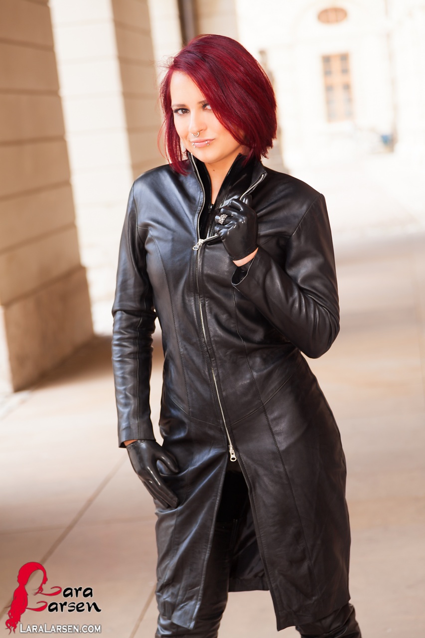Redhead Lara Larsen removes a leather coat to model latex wear on a street foto porno #422896419