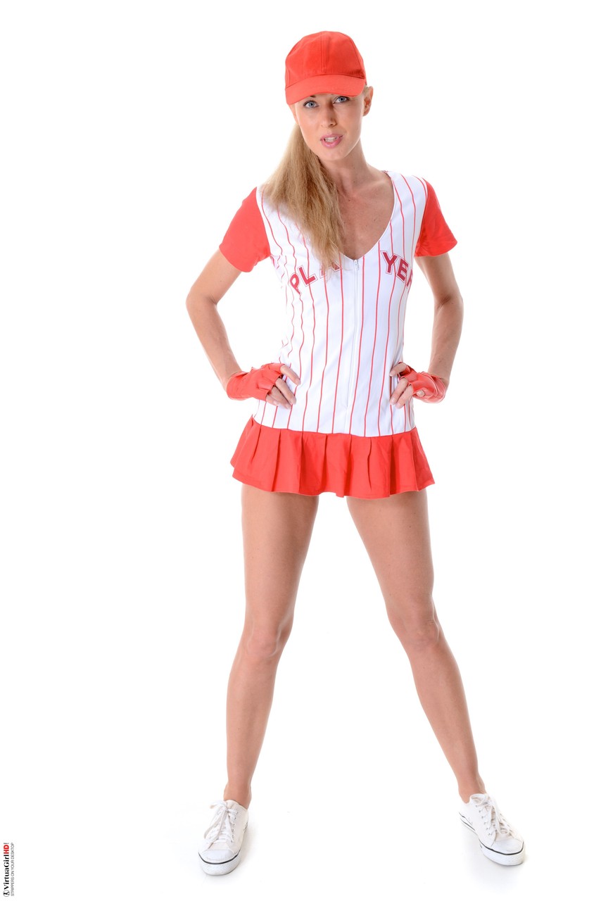 Hot blonde Elody doffs her baseball uniform to pose nude in sneakers and a cap ポルノ写真 #426640480