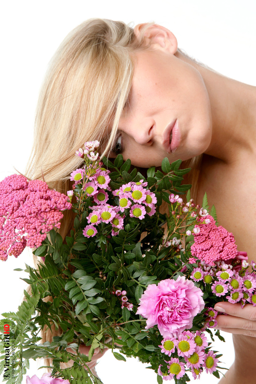 Sexy blonde Misa holds a bunch of flowers while taking off sensual lingerie foto pornográfica #424803104