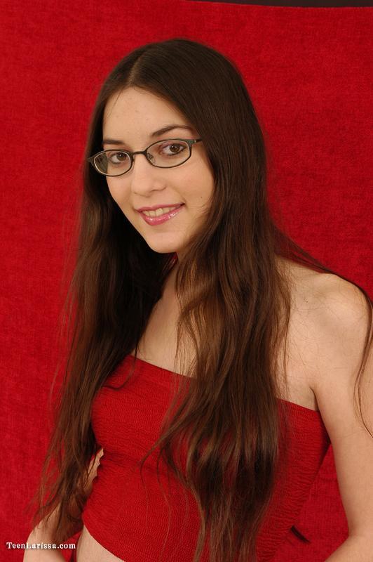 Nerdy amateur Larisa licks a knee after getting naked with her glasses on Porno-Foto #428197938