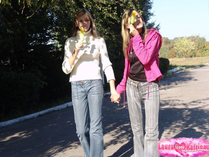 Teen amateurs hold hands while enjoying frozen treats in public places foto pornográfica #428537665