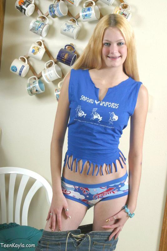 Sweet teen Kayla pulls down cute panties to finish getting naked foto pornográfica #427673724