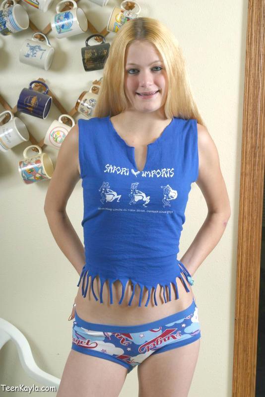 Sweet teen Kayla pulls down cute panties to finish getting naked foto pornográfica #427673728