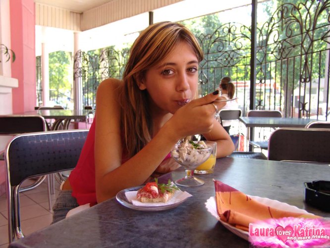 Big boobed teen in pink fitted tops taking snack 色情照片 #424970157