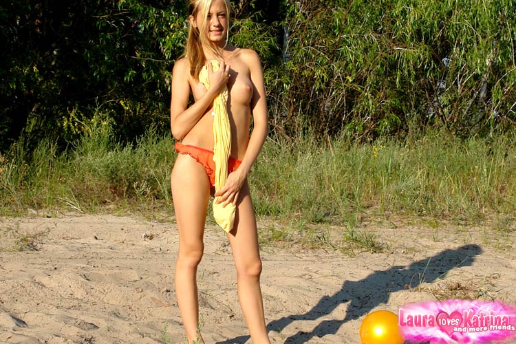 The blonde girl exposes her firm breasts as she goes for a walk in the open air.