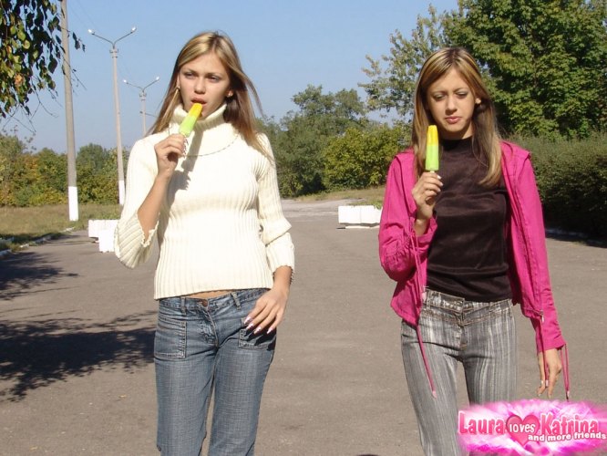 Young lesbians expose their small tits while eating popsicles in a park 色情照片 #427992315 | Laura Loves Katrina Pics, Jeans, 手机色情