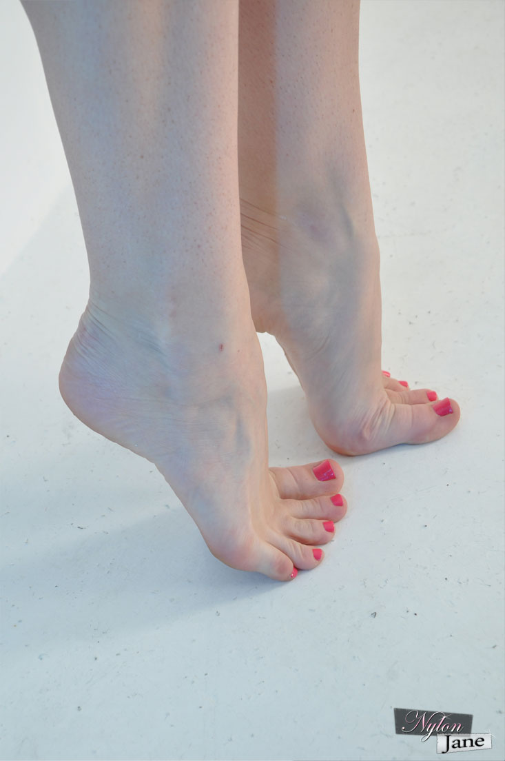 Solo model Nylon Jane shows off her feet with and without nylons ポルノ写真 #426370675 | Nylon Jane Pics, Paige Turnah, Feet, モバイルポルノ