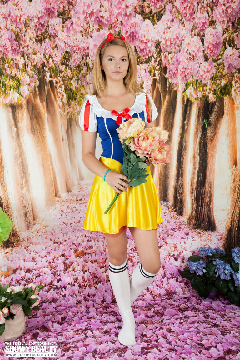 Cosplay girl Pop sheds Snow White costume to show nude pussy in knee socks foto porno #424123518