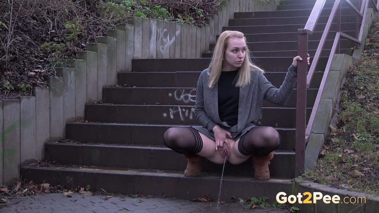 Pretty blonde pisses over steps in the city 色情照片 #425361464