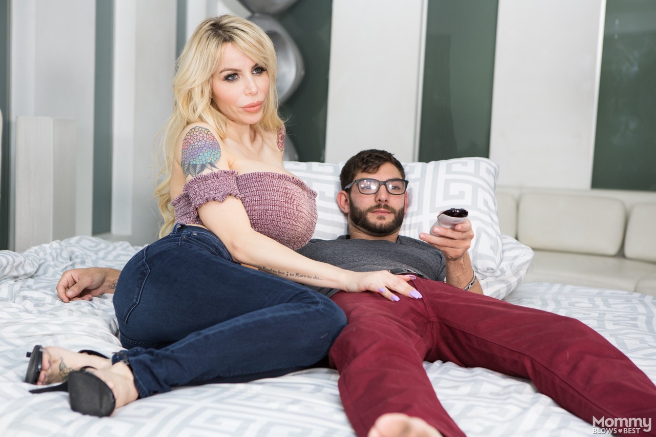 MILF with massive silicone tits Danielle Derek is a blowjob queen foto porno #427523818