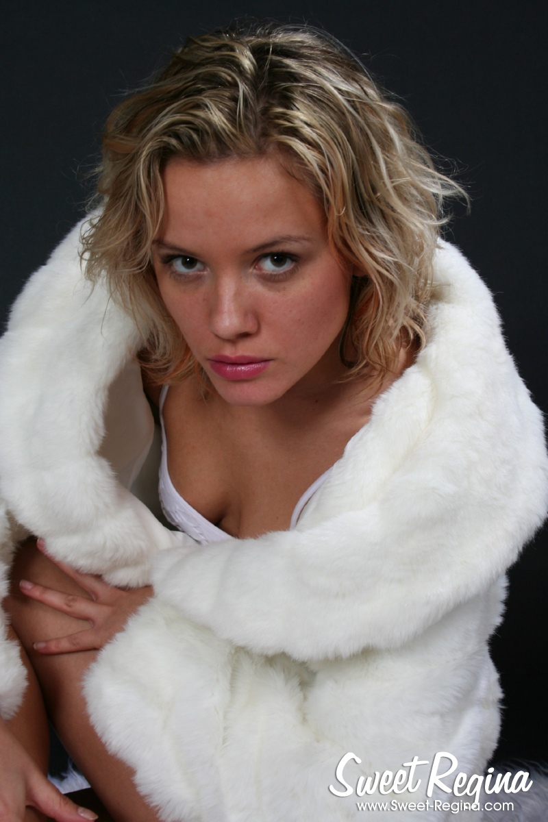 In the lead up to modelling in the nude, Regina, a dirty blonde amateur, removes her fur coat.