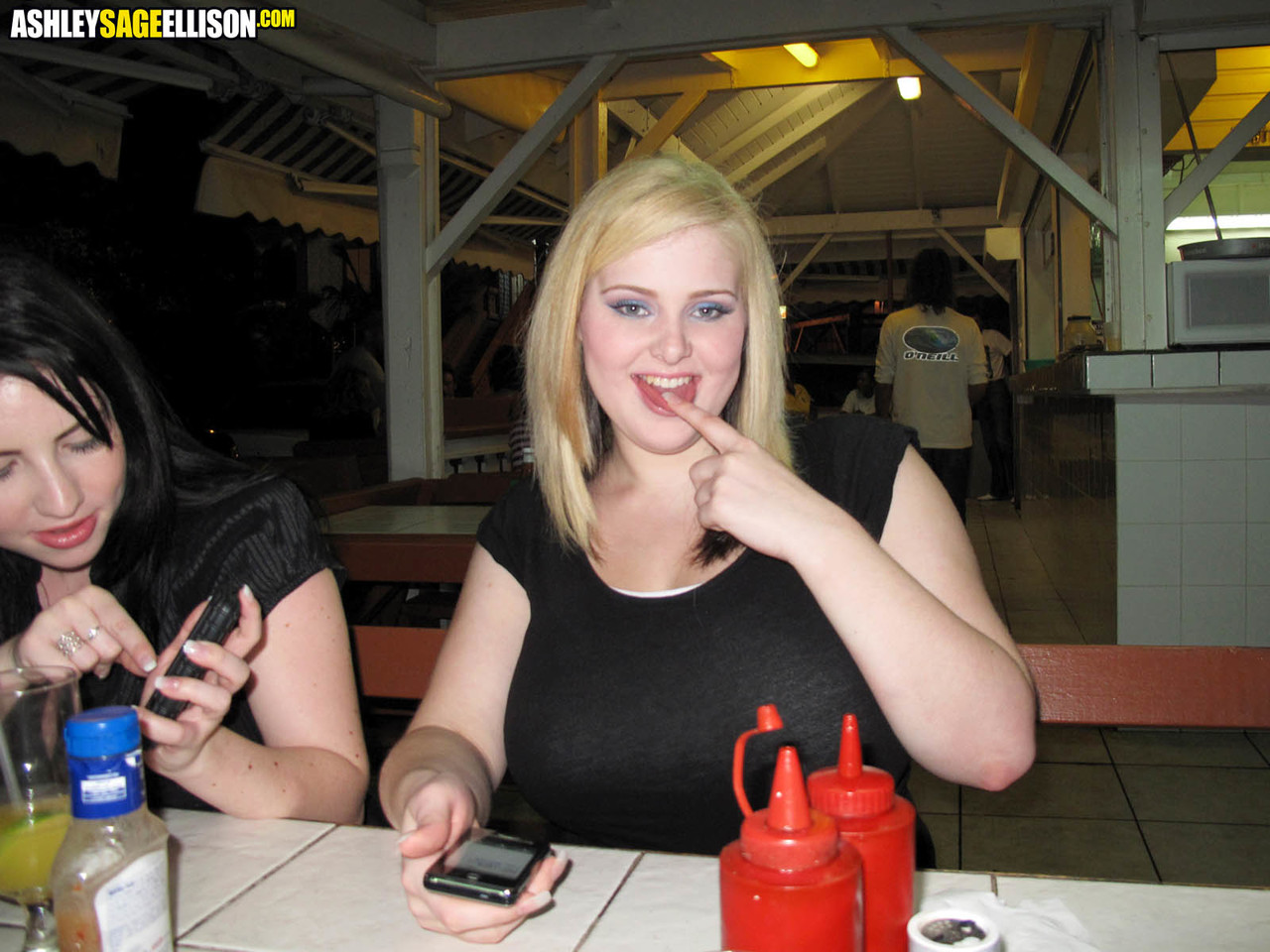 Fat chick Ashley Sage Ellison and her busty gf go out on the town foto pornográfica #426376435