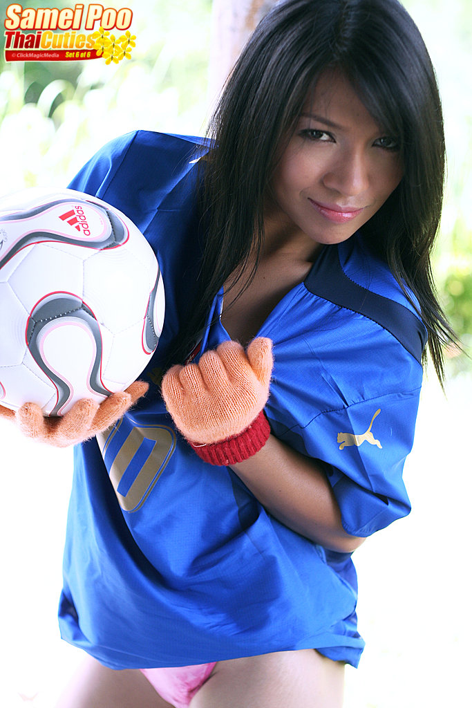 Thai soccer player Samei Poo unveils her great body while wearing gloves foto porno #425587846