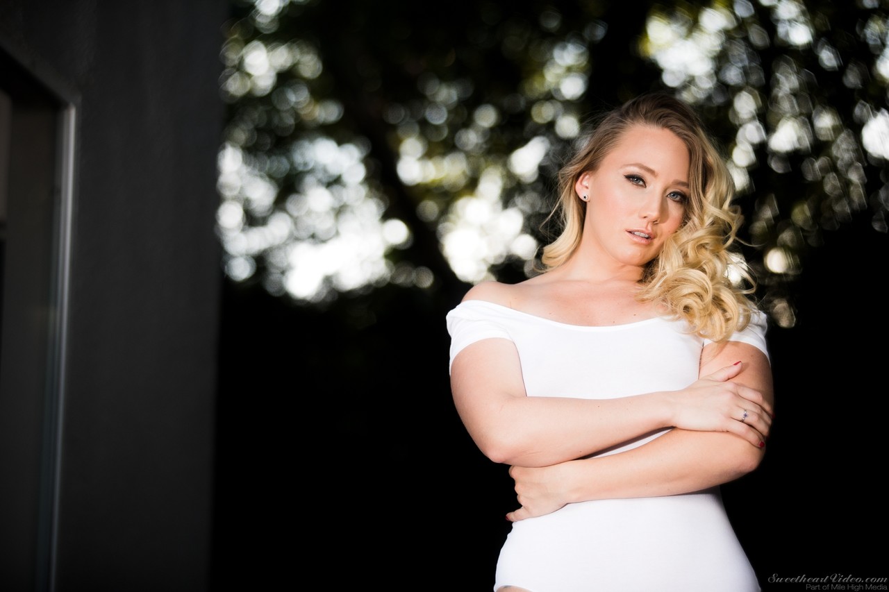 Blonde solo girl AJ Applegate rips off her leggings and onesie on the patio Porno-Foto #425433254